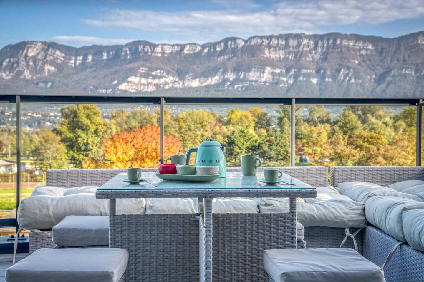 Terrasse panoramique du penthouse face au lac du Bourget et à la montagne de la Dent du Chat