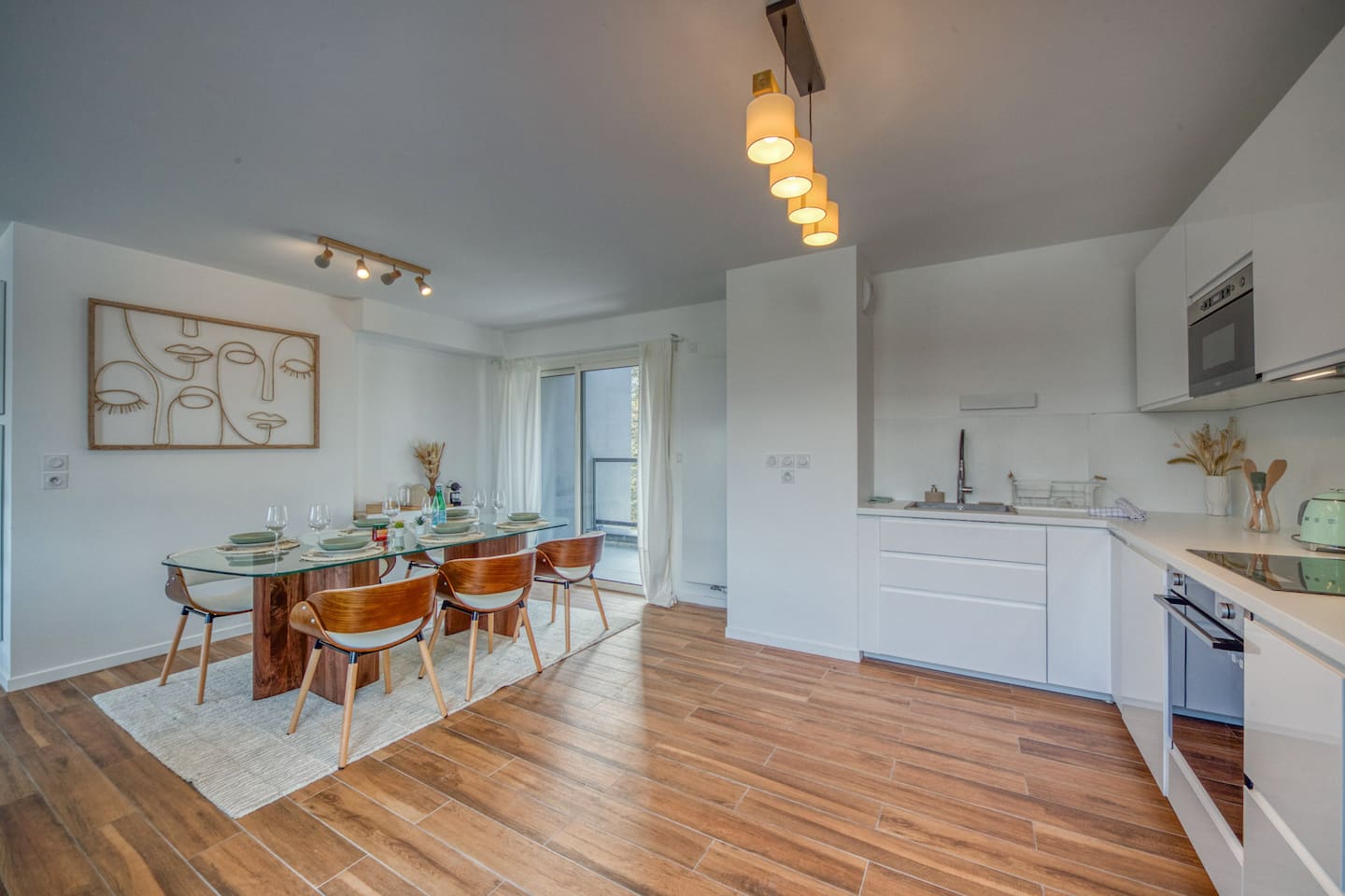 Séjour lumineux et cuisine équipée du penthouse de 106 m² au Bourget-du-Lac